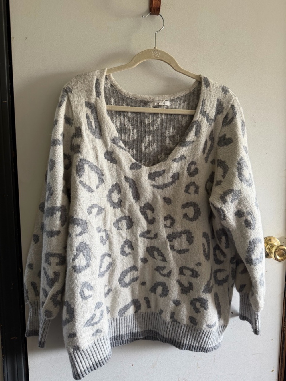 Maurices Women's Plus Size 1 Gray White Leopard Print V-Neck Pullover Sweater